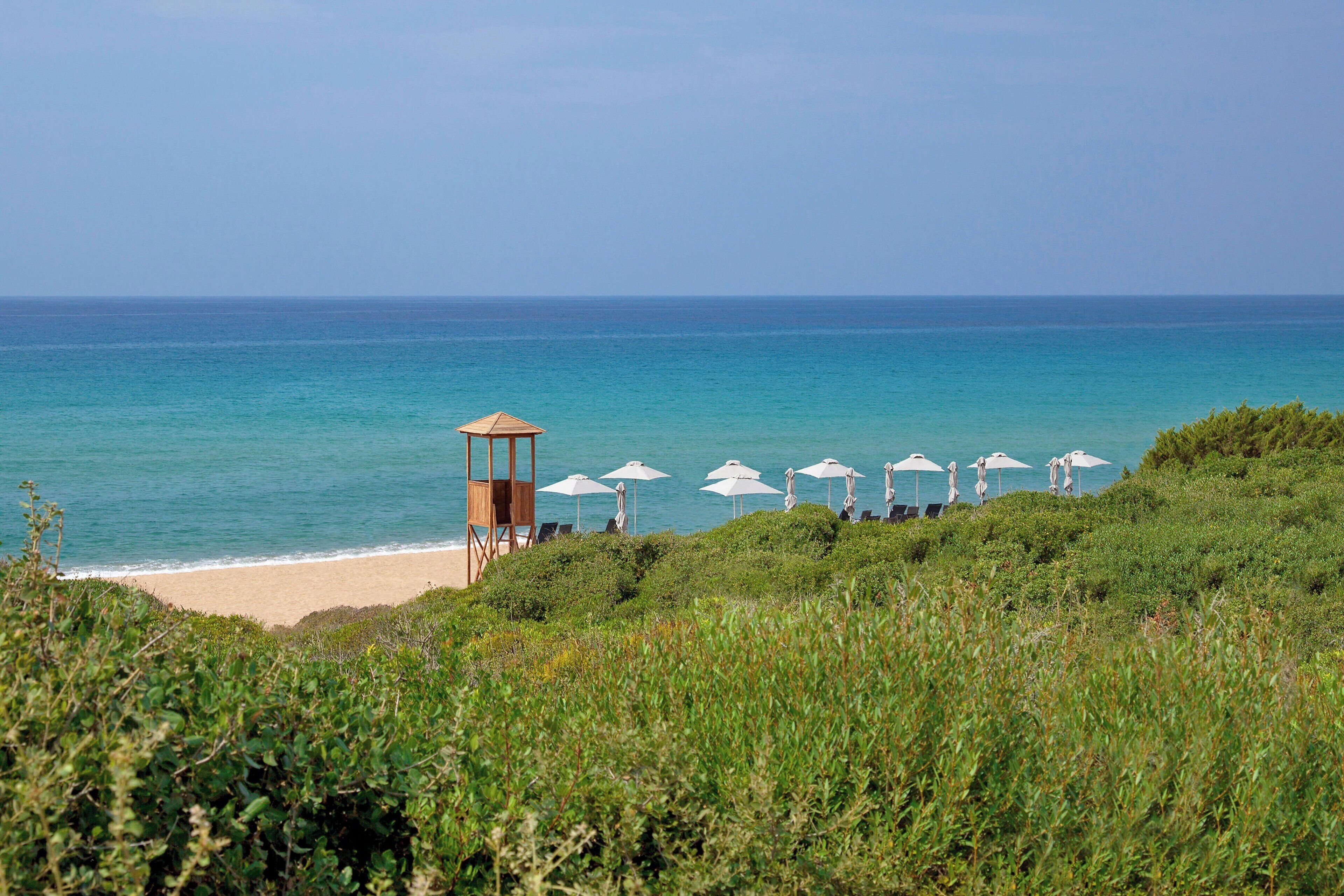 Aan het strand, ligstoelen aan het strand, parasols, strandlakens