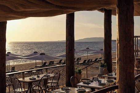 Bar (en la propiedad). The Westin Resort, Costa Navarino
