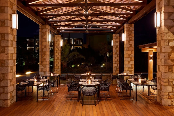 14 restaurants, breakfast served