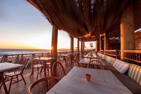Bar (en la propiedad). The Westin Resort, Costa Navarino