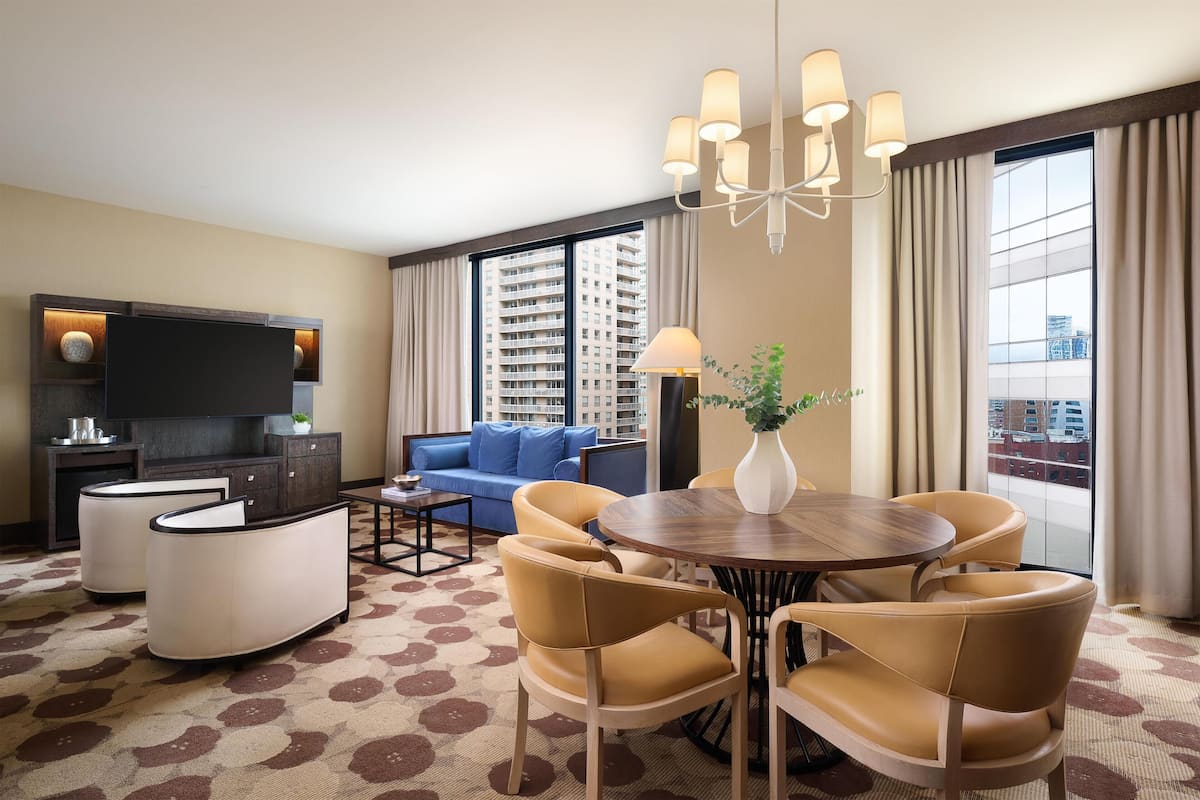 Sviitti (The Artist Suite) | Tallelokero huoneessa, yksilöllisesti sisustettu