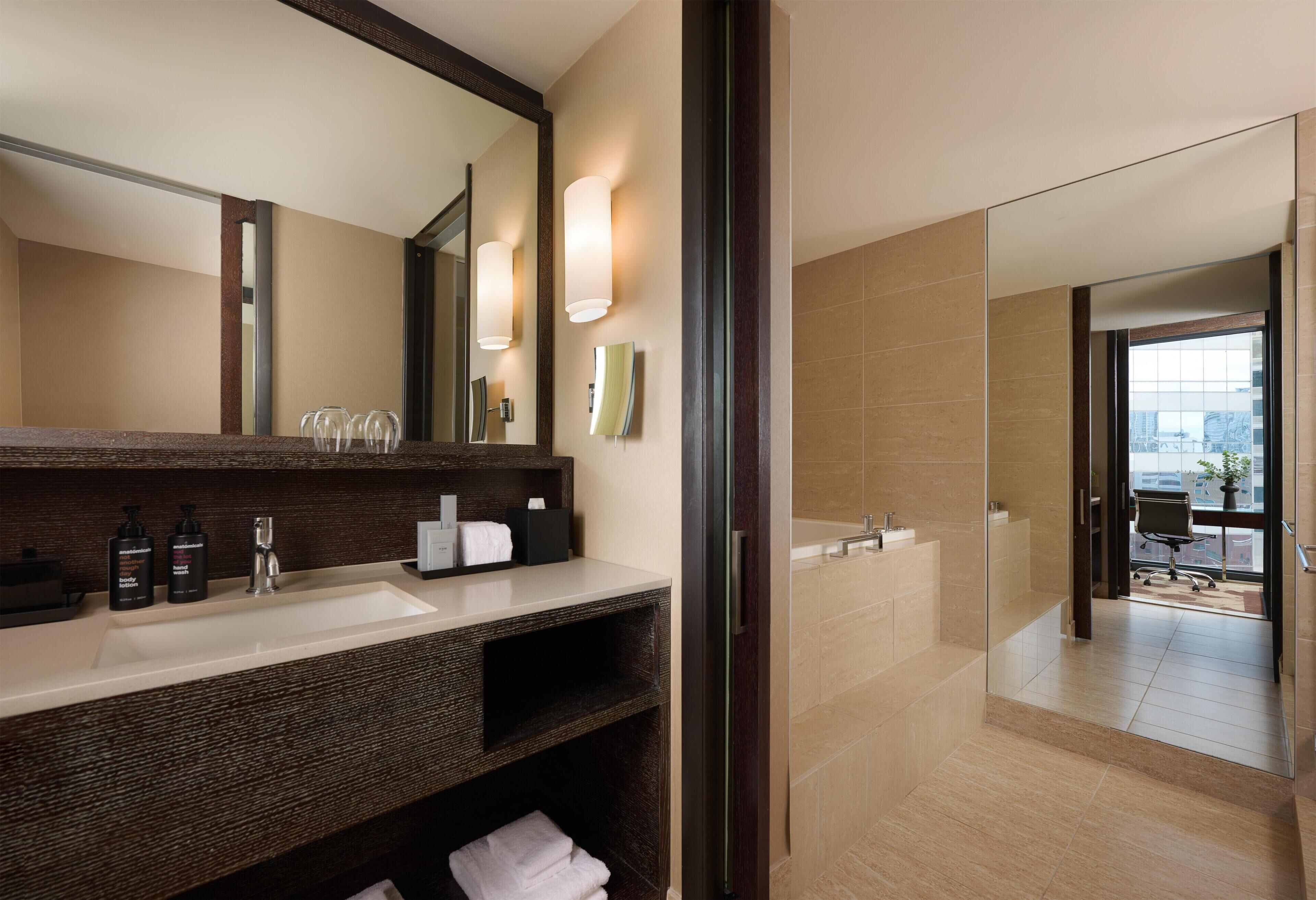 Minibar, Zimmersafe, individuell dekoriert, individuell eingerichtet