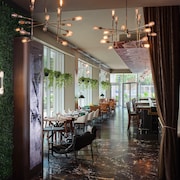 Hotel 505 River North