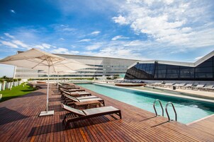 室外游泳池，日光浴躺椅