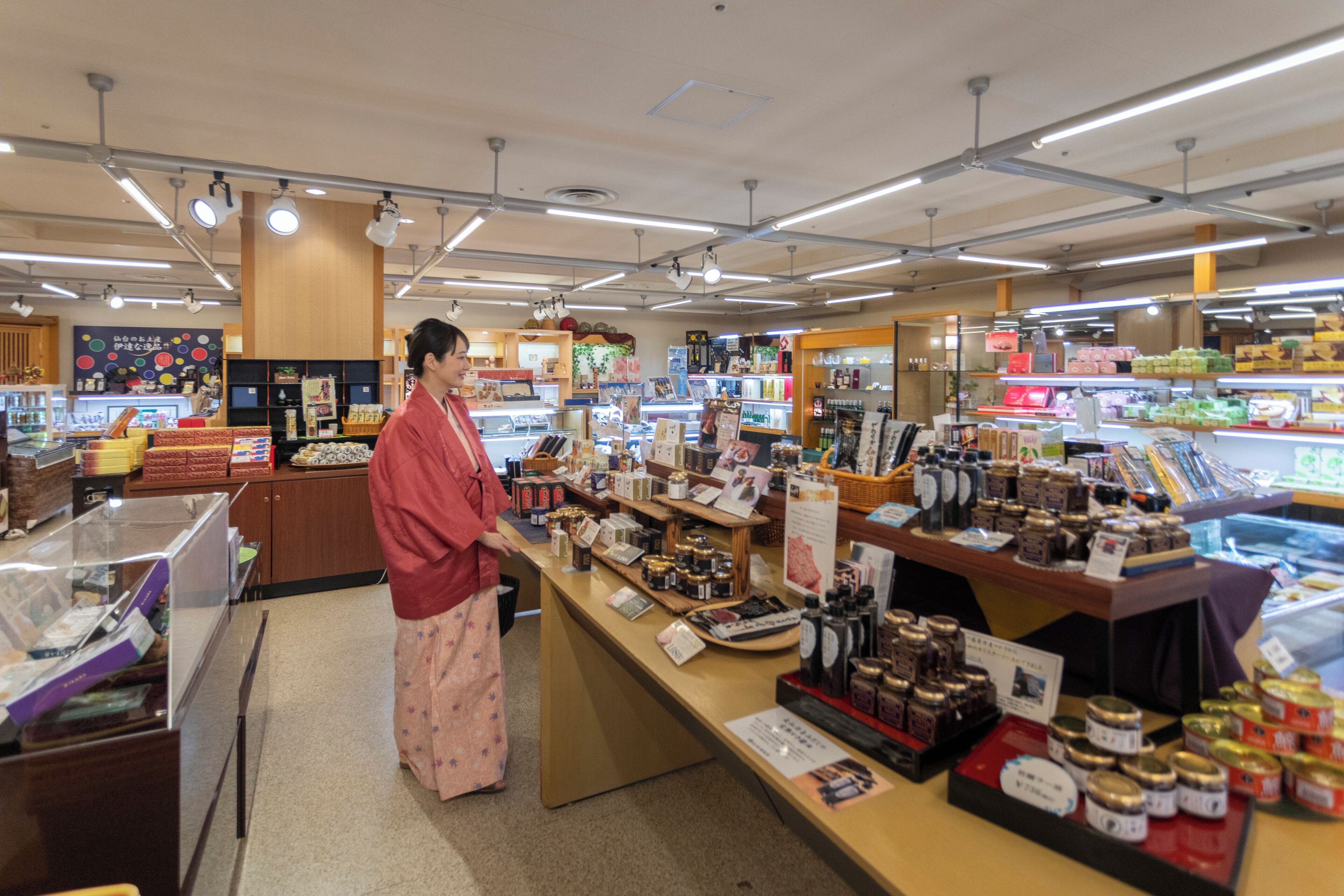 Interior de una tienda mostrando diversos productos alimenticios, entre ellos frascos y productos envasados.