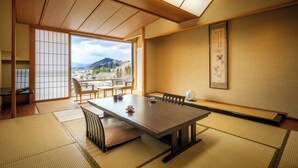 Een traditionele Japanse kamer met tatami vloeren, een lage tafel en schuifdeuren.