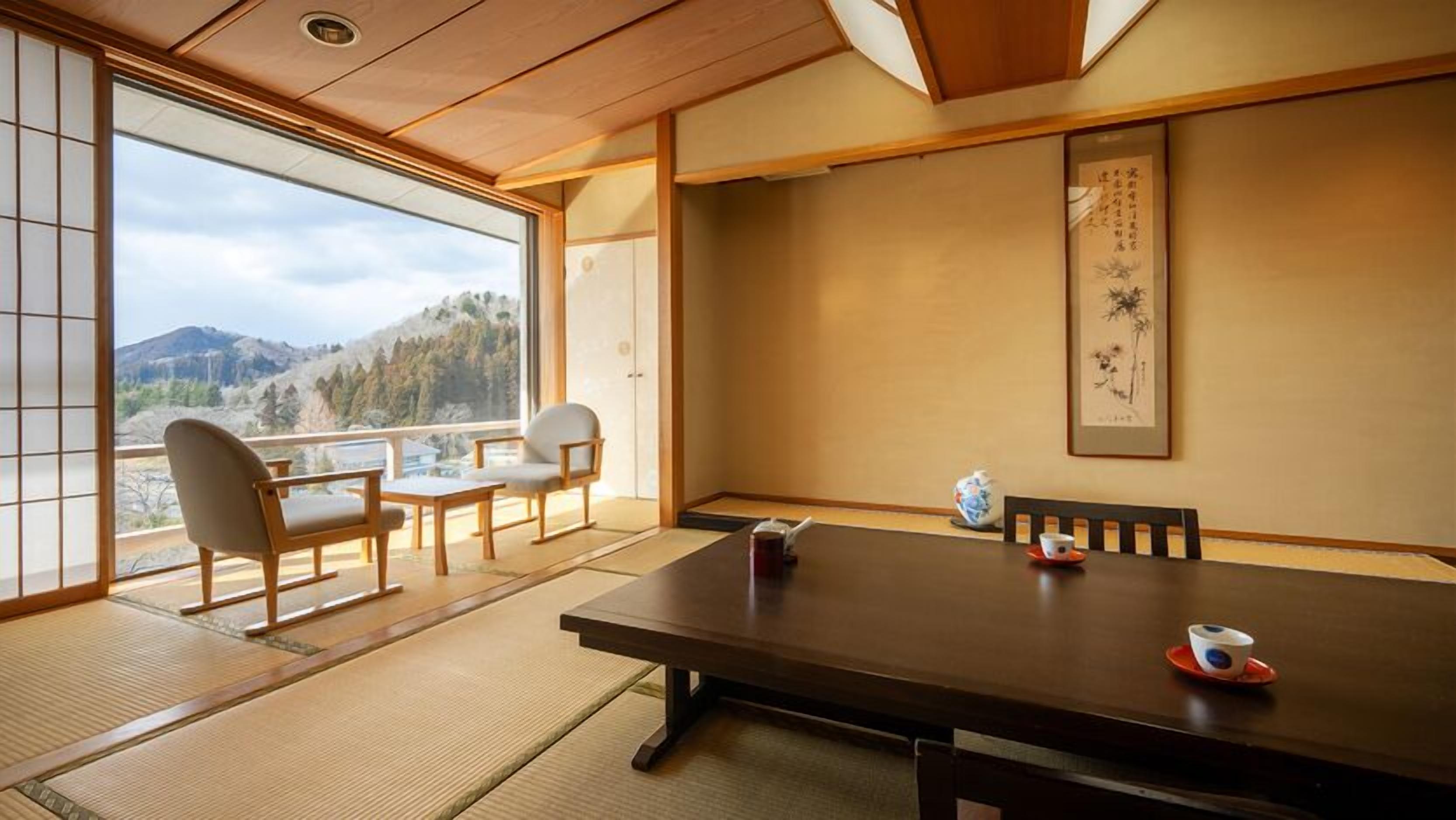 Een traditionele Japanse kamer met tatami vloeren, een lage tafel en stoelen.
