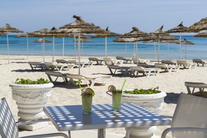 Playa privada, arena blanca, camas de playa gratis