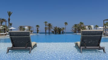 Piscina coperta, 2 piscine all'aperto, ombrelloni da piscina, lettini