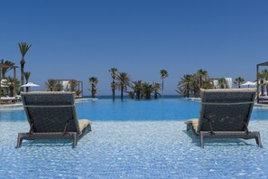 Indoor pool, 2 outdoor pools, pool umbrellas, sun loungers - Hotel Tour Khalef (Sousse)