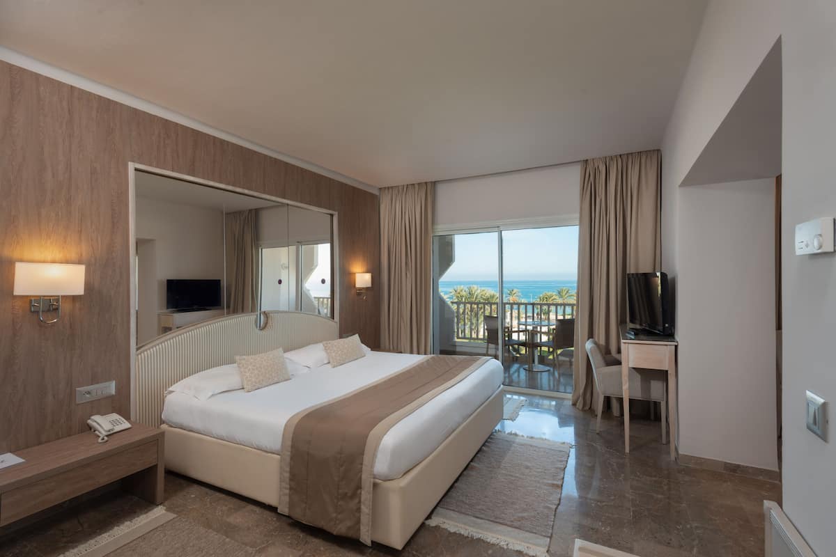 Suite (Prestige) | Minibar, brankas, tirai kedap cahaya, dan Wi-Fi gratis