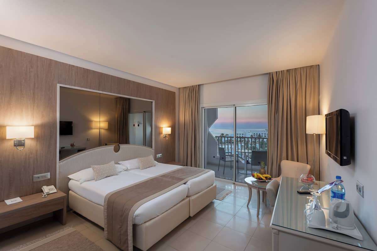 Minibar, in-room safe, blackout curtains, free WiFi