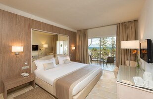 Minibar, caja de seguridad en la habitación y cortinas blackout 