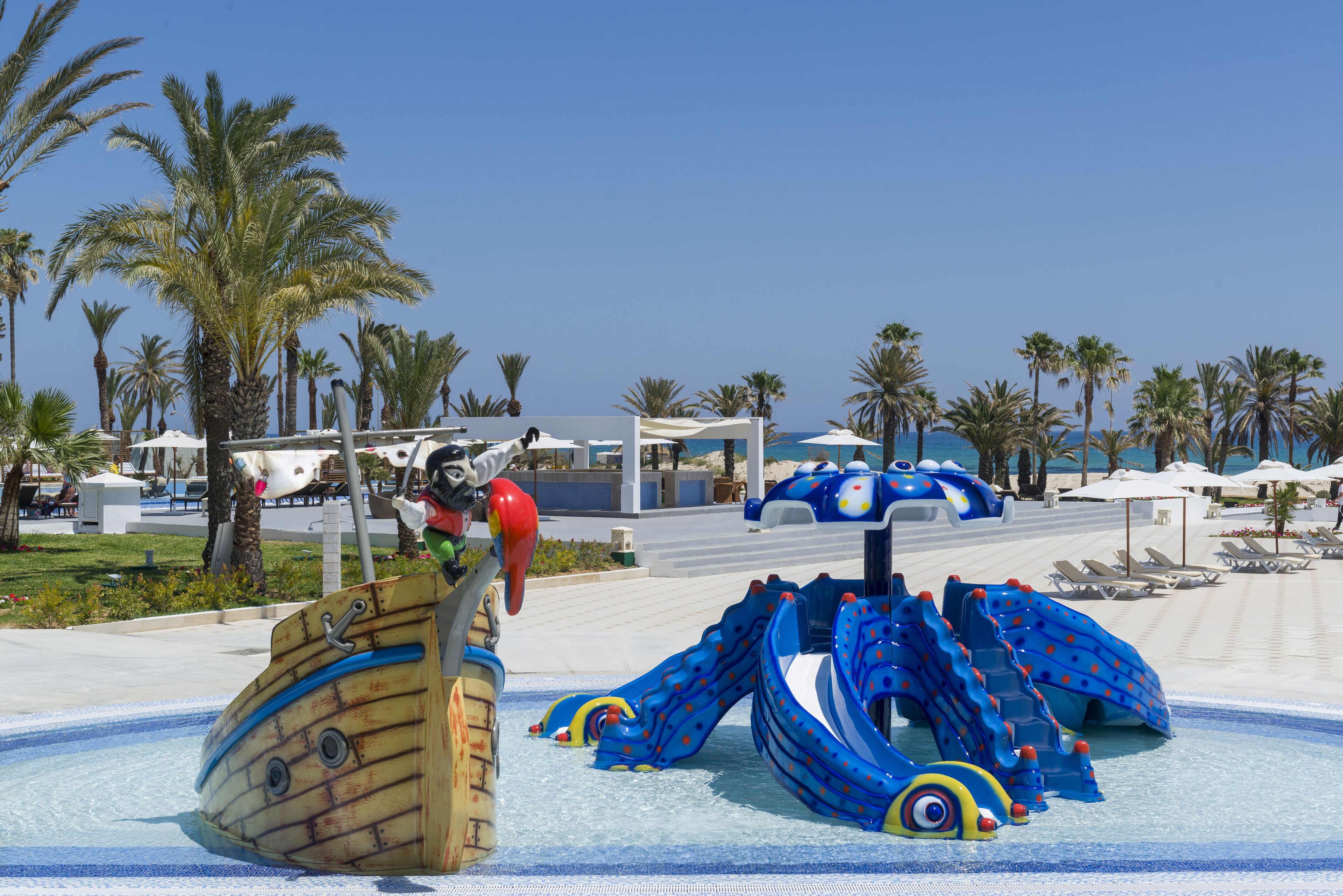 Een binnenzwembad, 2 buitenzwembaden en parasols bij het zwembad