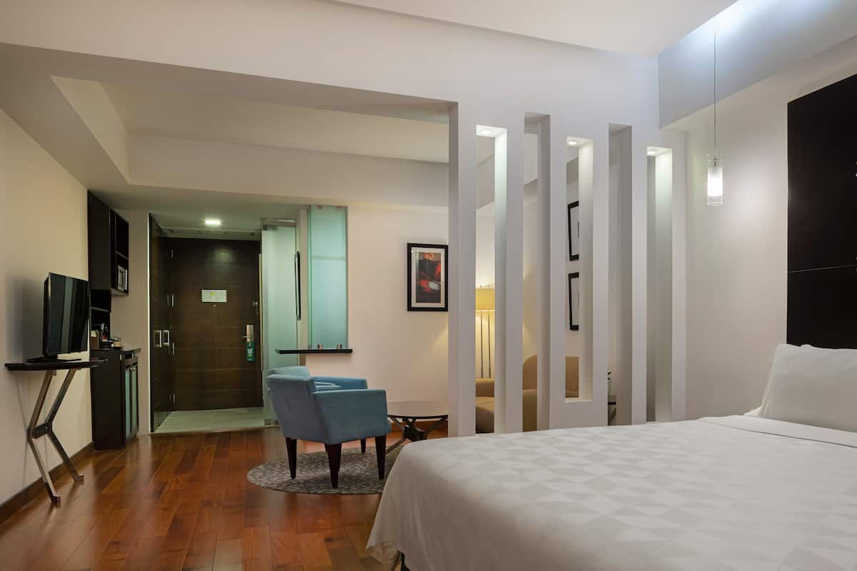 Suite, 1 King Bed, Club lounge access | 1 bedroom, minibar, in-room safe, desk