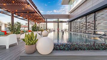 Piscina externa, funciona das 8h às 21h, guarda-sóis, espreguiçadeiras