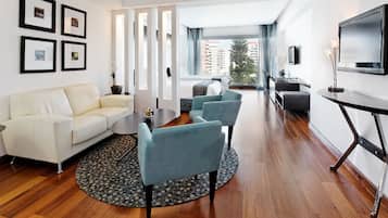 Frigobar, cofres nos quartos, escrivaninha, cortinas blackout