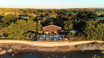 Kolam renang outdoor, dengan kursi berjemur