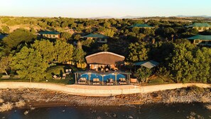 Piscine extérieure, chaises longues