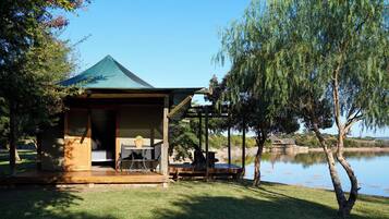 Mewah (Waterfront) | Seprai premium, minibar, brankas, dan meja kerja