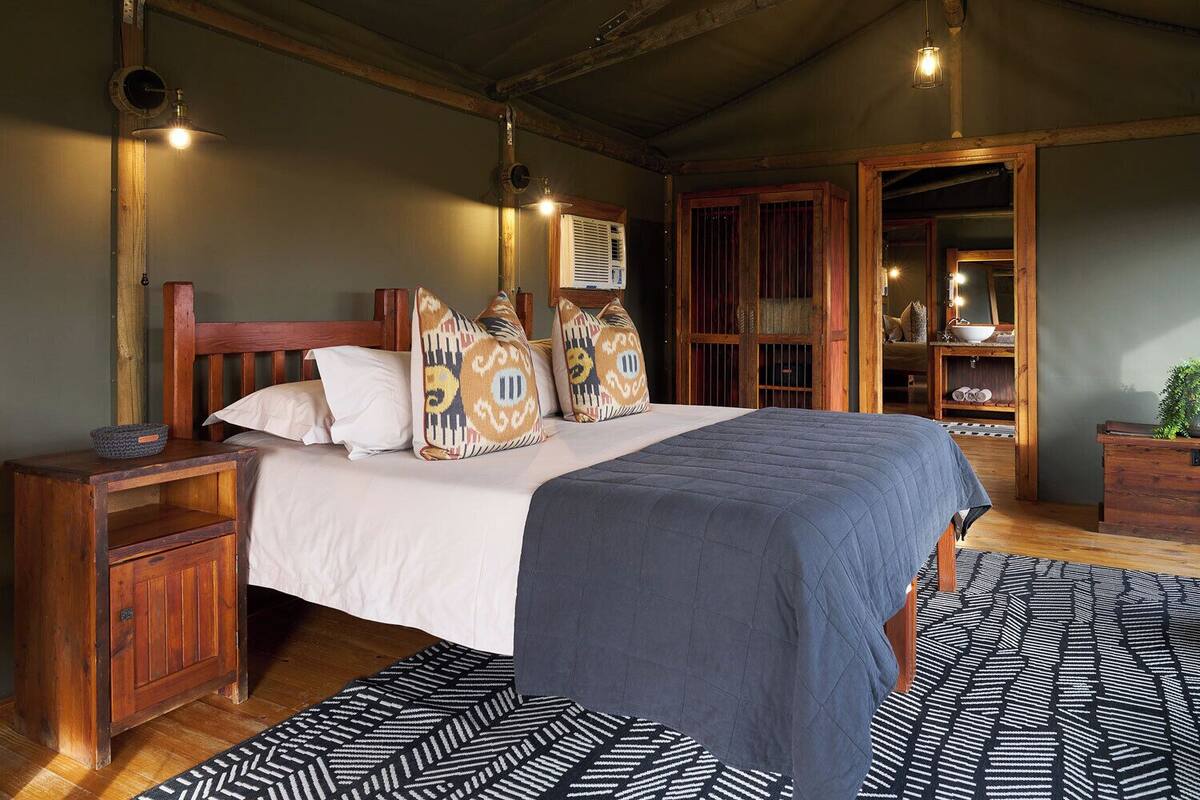 Kamar Keluarga (Luxury) | Seprai premium, minibar, brankas, dan meja kerja