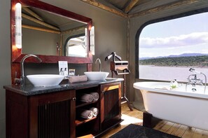Habitación de lujo (Waterfront) | Baño | Bañera y ducha independientes y bañera profunda