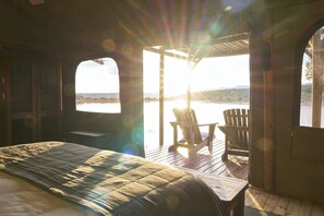 豪華客房 (Waterfront) | 高級寢具、迷你吧、房內夾萬、書桌