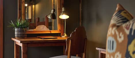 家庭客房 (Luxury) | 高級寢具、迷你吧、客房內保險箱、書桌