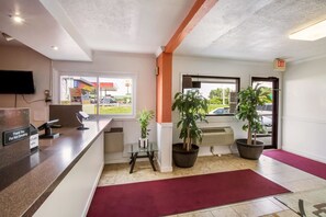 Lobby - Motel 6 Rossford, OH (Rossford)