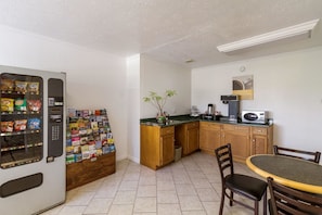 Restaurant - Motel 6 Rossford, OH (Rossford)