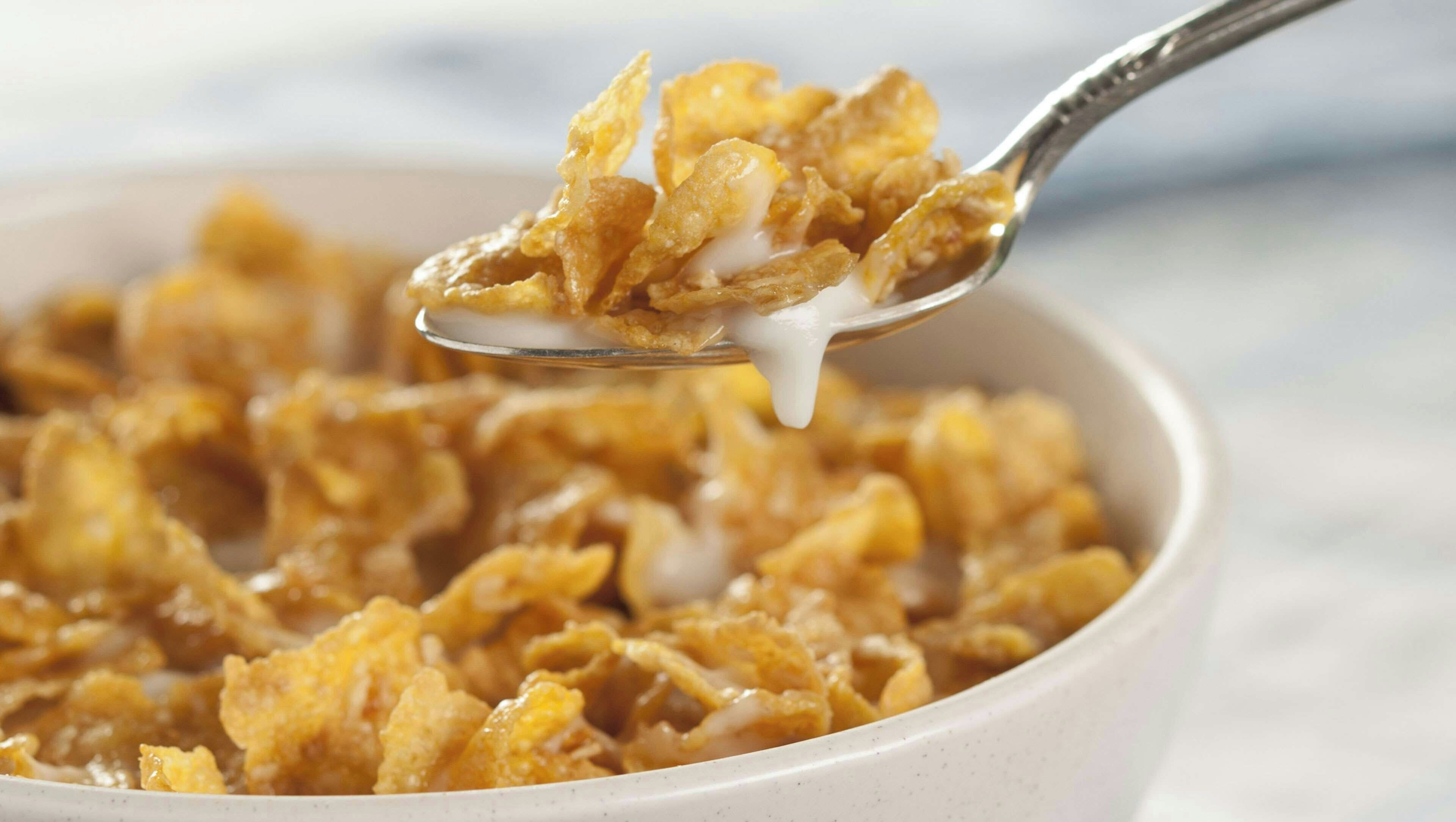 Un tazón de cereal con leche.