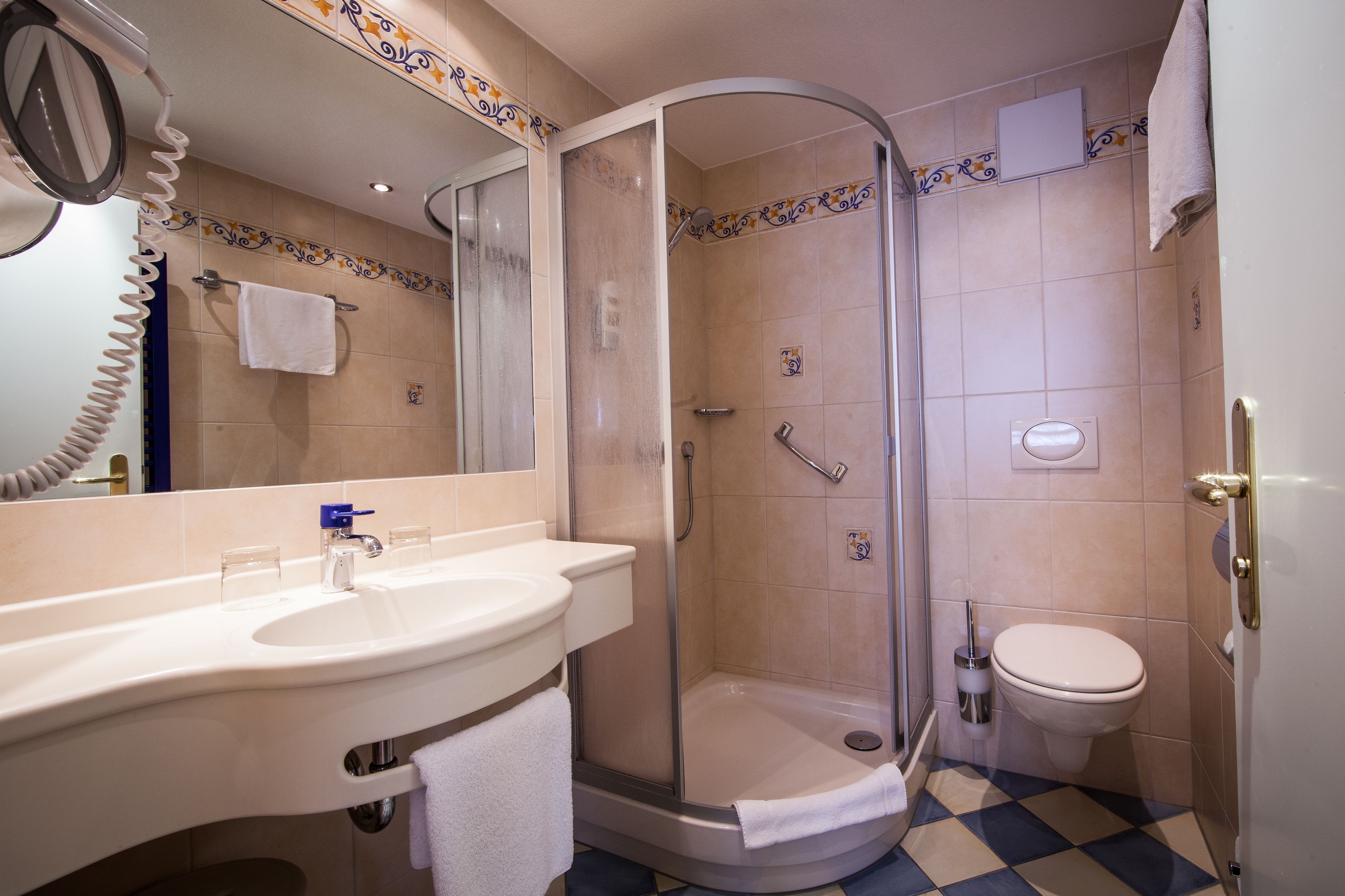 Een badkamer met een wastafel, toilet en douche.