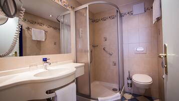 Een badkamer met een wastafel, toilet en douche.