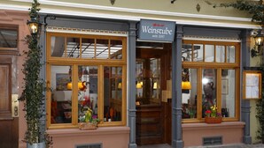 A Weinstube establishment with large windows, a wooden facade, and a sign indicating it's open since 2017. - Hotel & Restaurant Hackteufel (Heidelberg)
