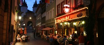 โรงแรมและร้านอาหาร ฮาคทอยเฟล 