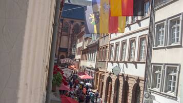 Una escena de carrer animada amb un hotel i zones d'aigües obertes.