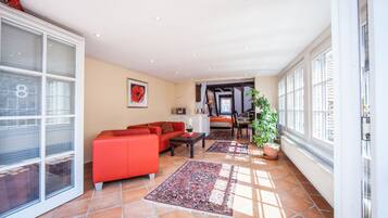 Literie hypoallergénique, coffres-forts dans les chambres, bureau