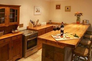 Luxury Cottage (Vine) | Private kitchen | Fridge, microwave, electric kettle, toaster - Sacred Mountain Lodge (Cape Town)