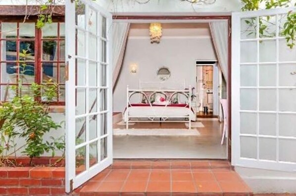 Interior entrance - Sacred Mountain Lodge (Cape Town)