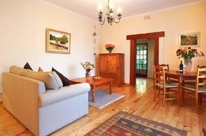 Suite (Clydesdale) | Living area | 80-cm LED TV with satellite channels, TV, Netflix - Sacred Mountain Lodge (Cape Town)