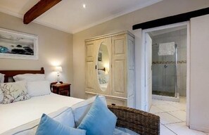 Hypo-allergenic bedding, in-room safe, blackout drapes - Sacred Mountain Lodge (Cape Town)