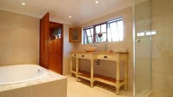 Suite (Clydesdale) | Bagno | Doccia, set di cortesia gratuito, asciugacapelli, accappatoio