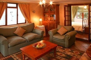 Comfort Cottage (Oak Tree) | Living room | 80-cm LED TV with satellite channels, TV, Netflix - Sacred Mountain Lodge (Cape Town)