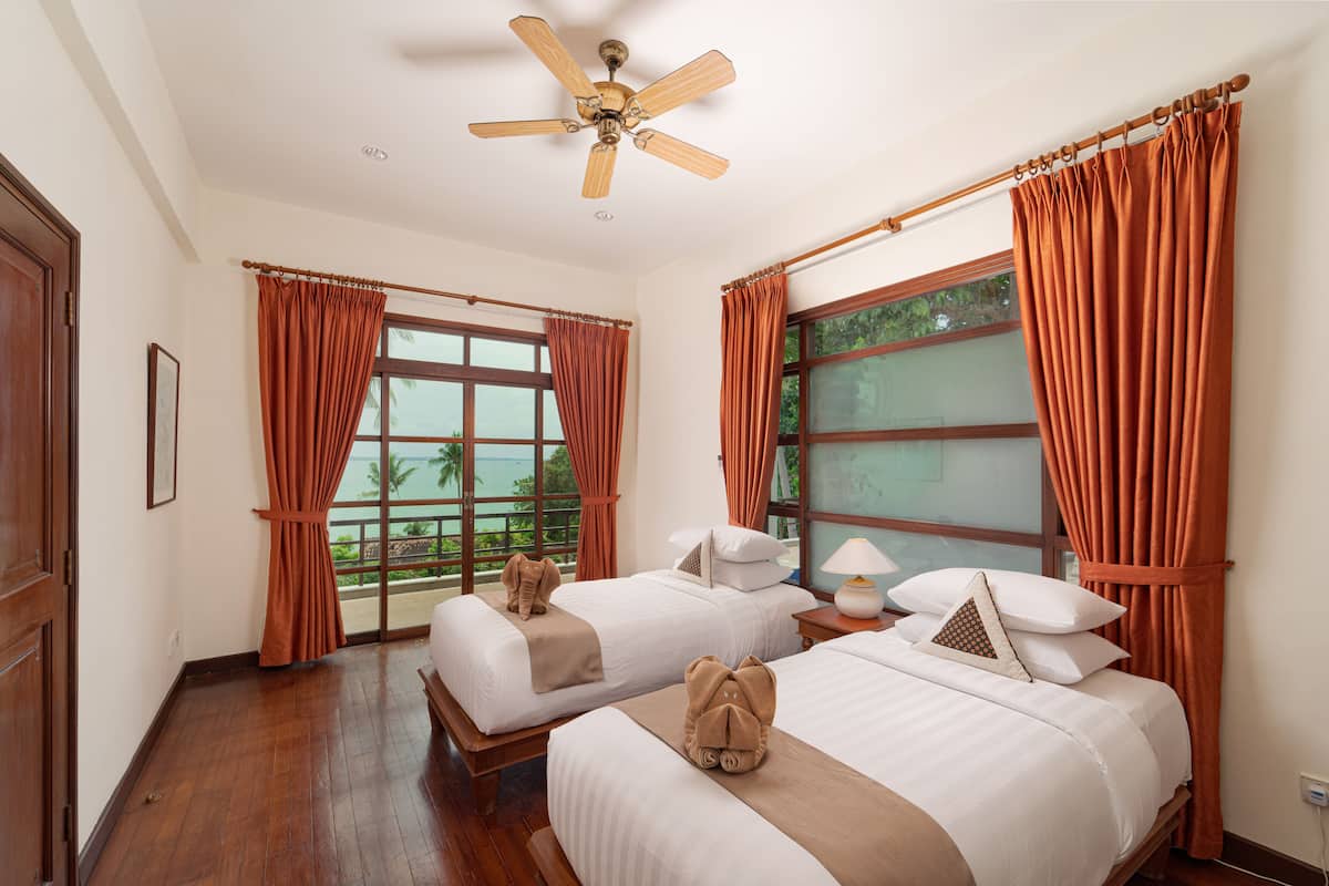 2 bedrooms, premium bedding, minibar, in-room safe