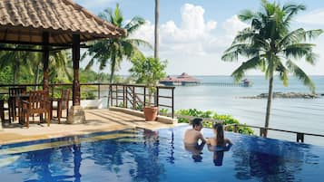 2 piscine all'aperto, lettini