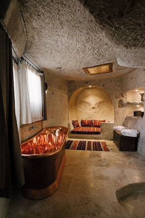 Suite | Bathroom | Free toiletries, hair dryer, slippers, towels