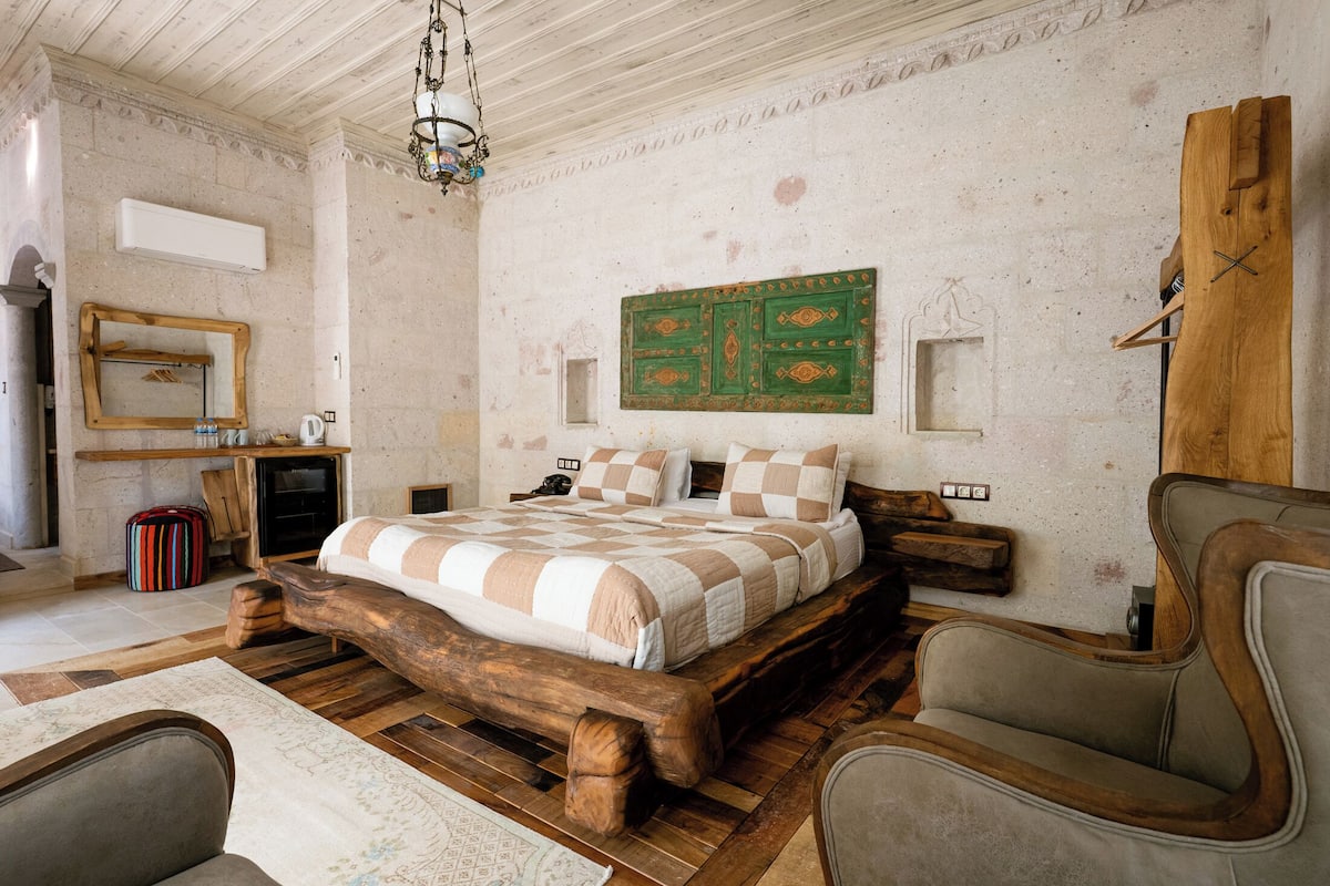 Junior Suite | Premium bedding, minibar, in-room safe, individually decorated