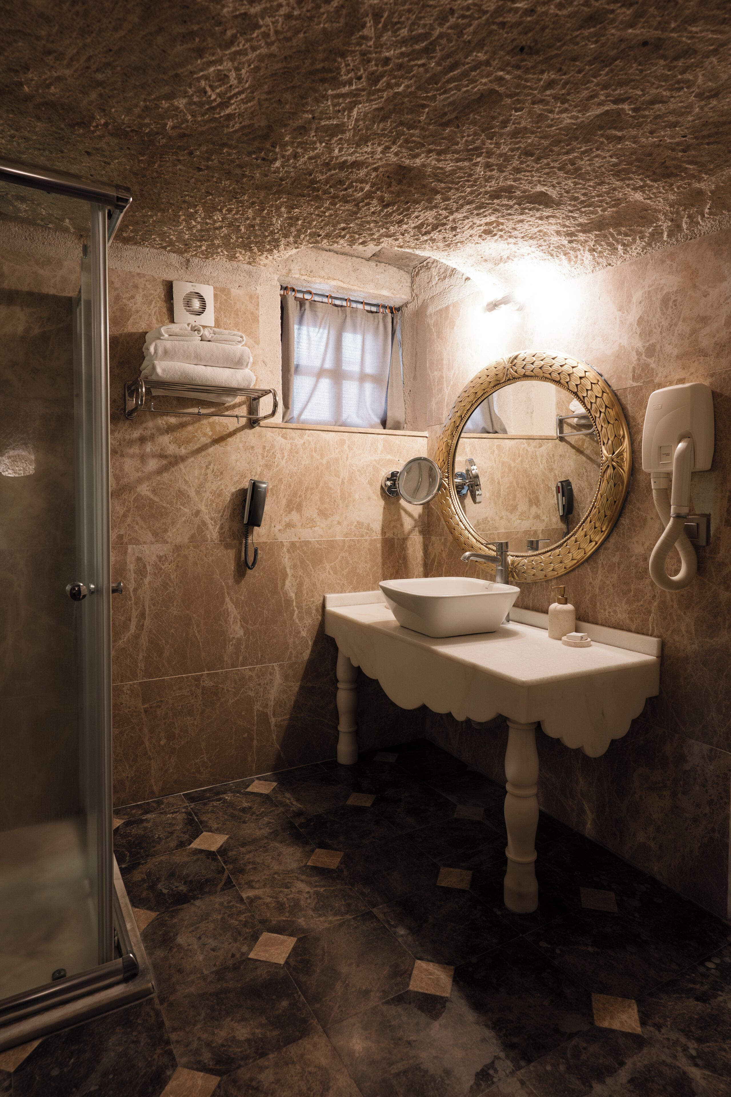 Ein Badezimmer mit Waschbecken, Spiegel und Telefon.