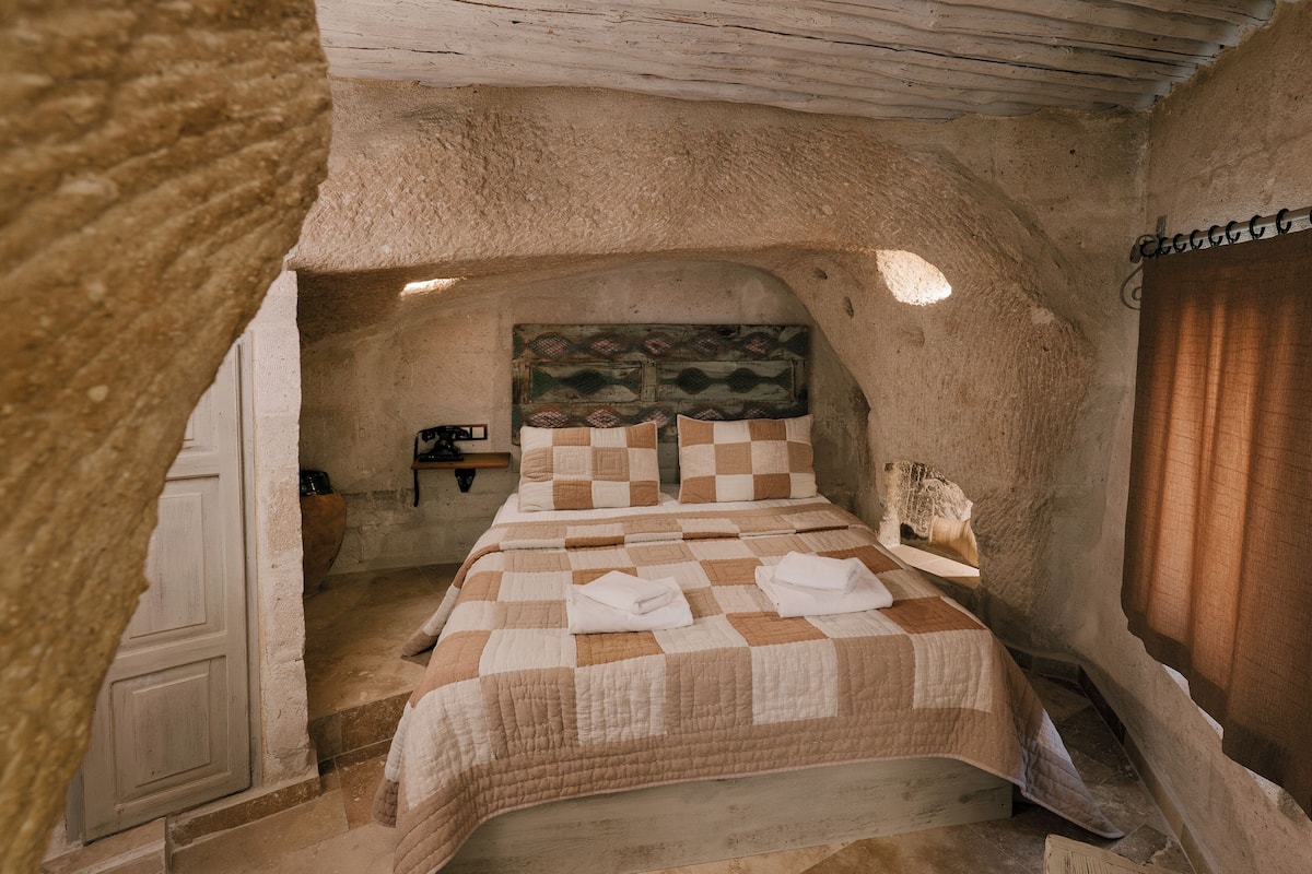 Standard Double Room | Premium bedding, minibar, in-room safe, individually decorated