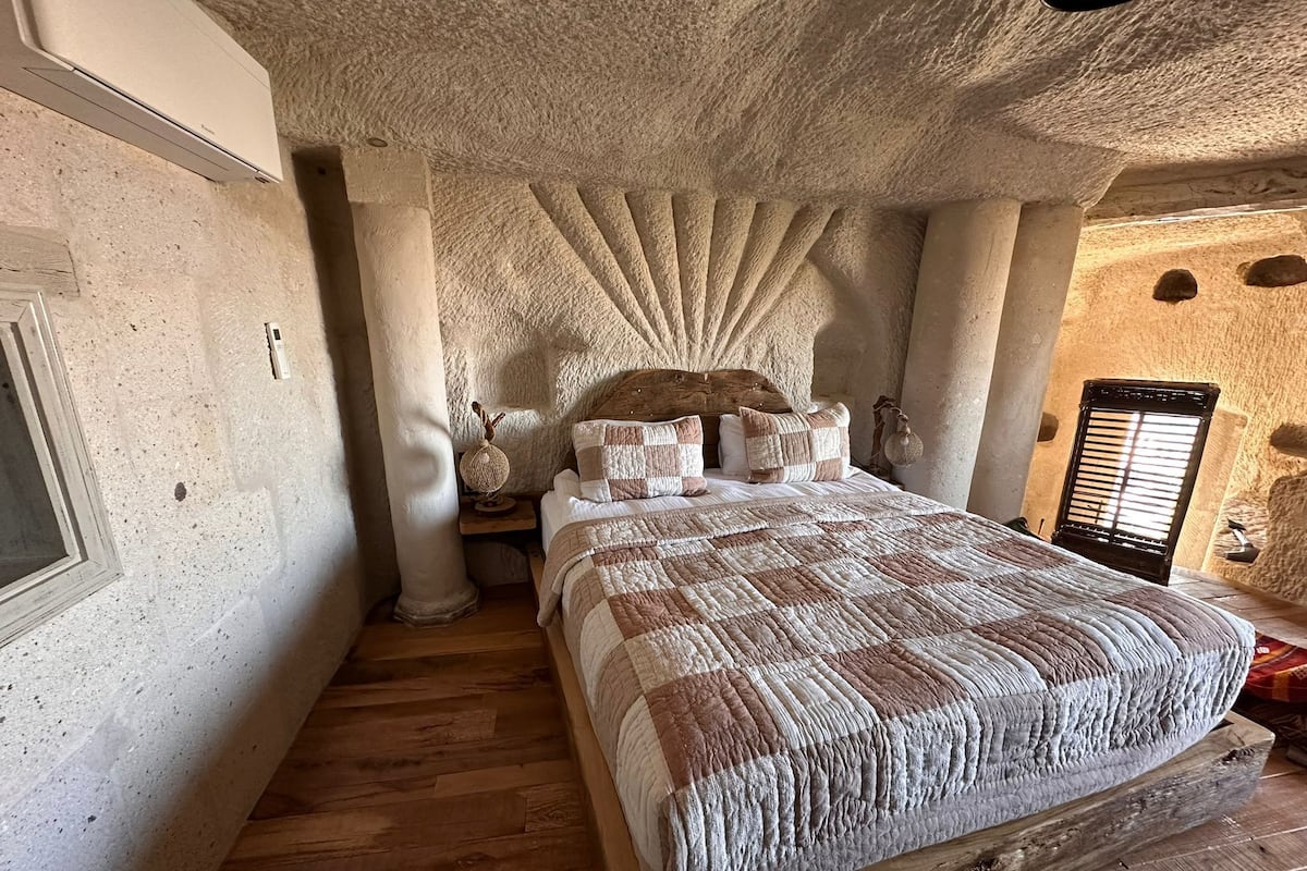 Queen Room with Balcony | Premium bedding, minibar, in-room safe, individually decorated